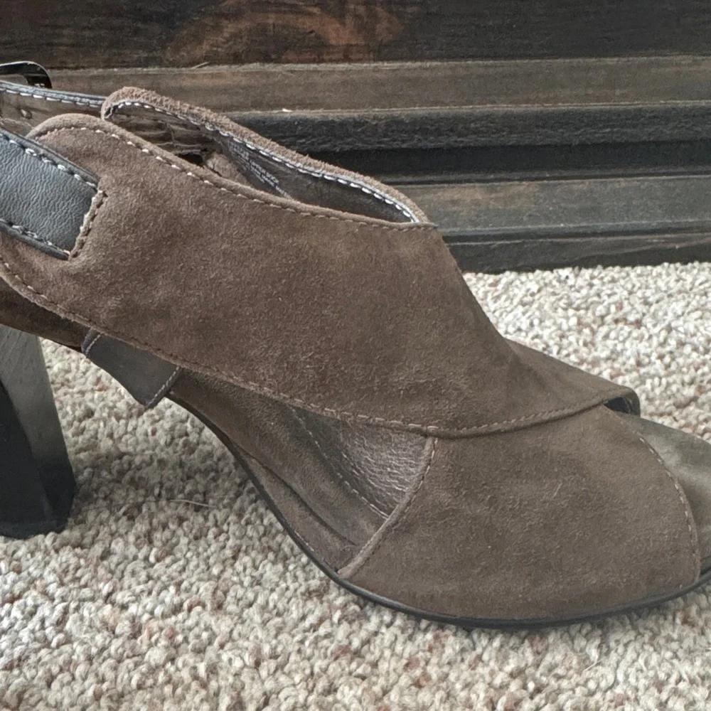Sofft Brown Suede Women's Heels - Picture 13 of 15